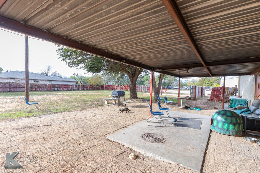 More Photos Of 1109 Oak St, Abilene Shelter For Sale