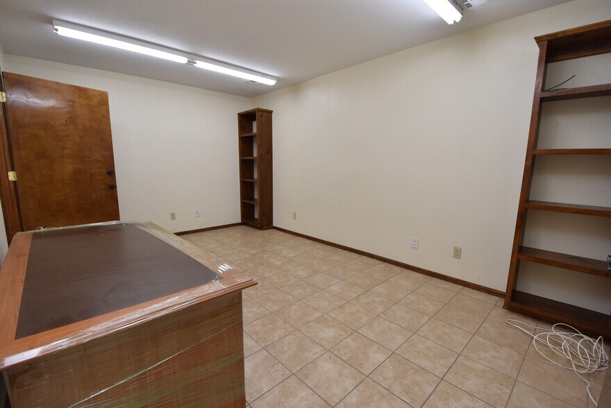 More Photos Of 701 W Broadway, Seminole Manufacturing For Sale