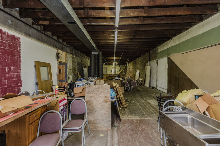 More Photos Of 830 N Kansas Ave, Topeka Bar For Sale