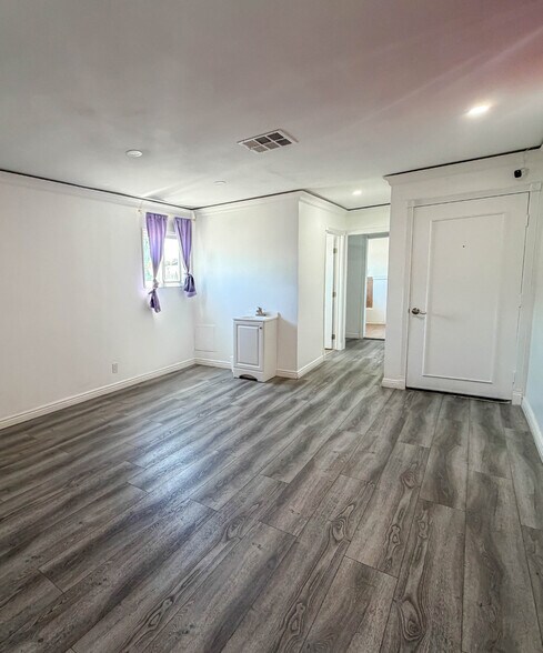 More Photos Of 11685 Magnolia Blvd, North Hollywood General Retail For Lease