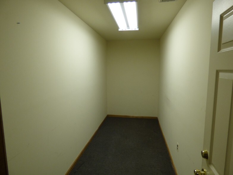 More Photos Of 1967 Lincoln Hwy, Edison Office For Sale