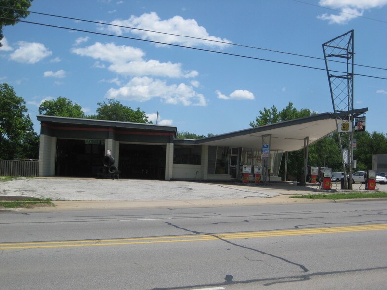 More Photos Of 8139 Metcalf Ave, Overland Park Service Station For Lease