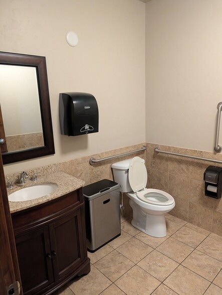 More Photos Of 2680 S Eagle Rd, Meridian Medical For Lease