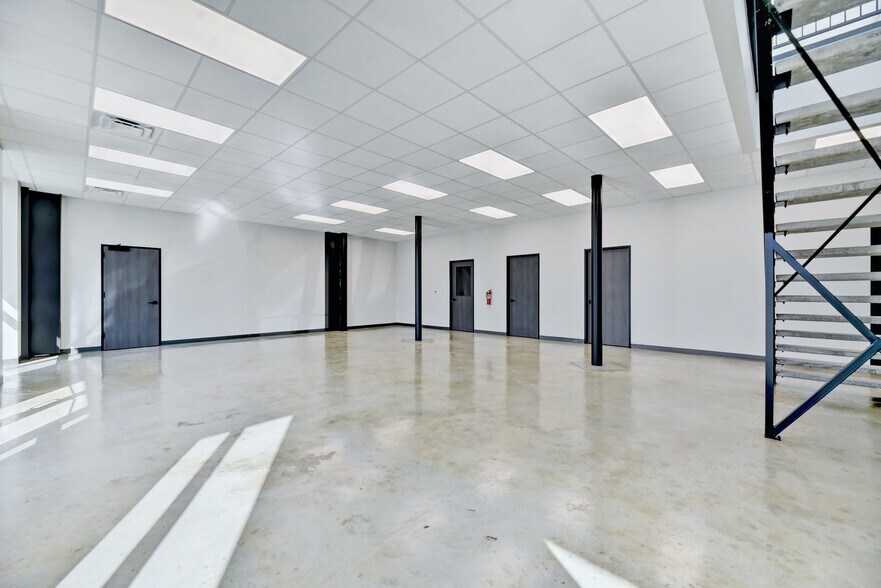 More Photos Of 11215 Conroy Ln, Austin Showroom For Lease