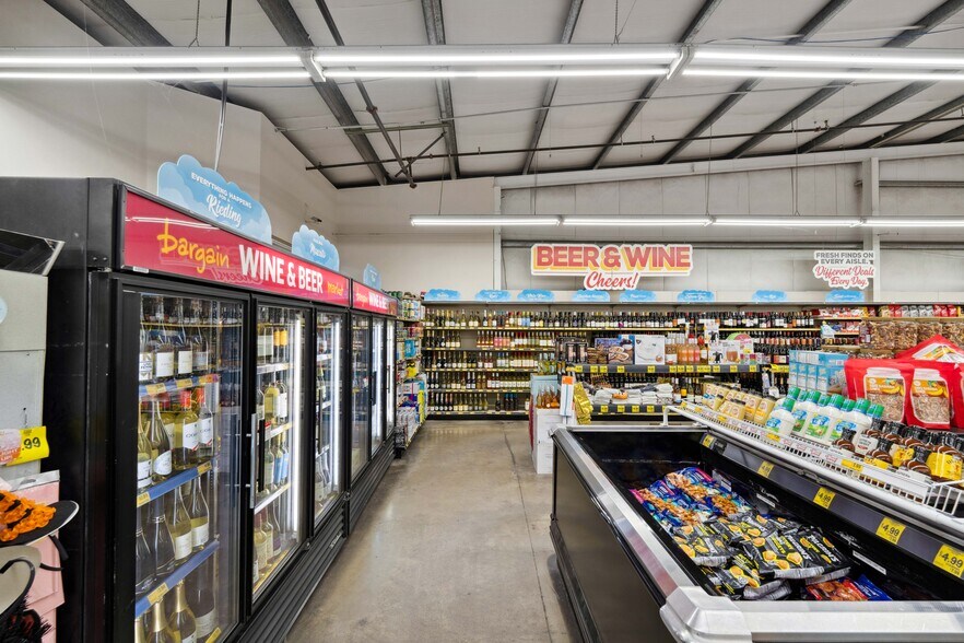 More Photos Of 1385 Newmark Ave, Coos Bay Supermarket For Sale