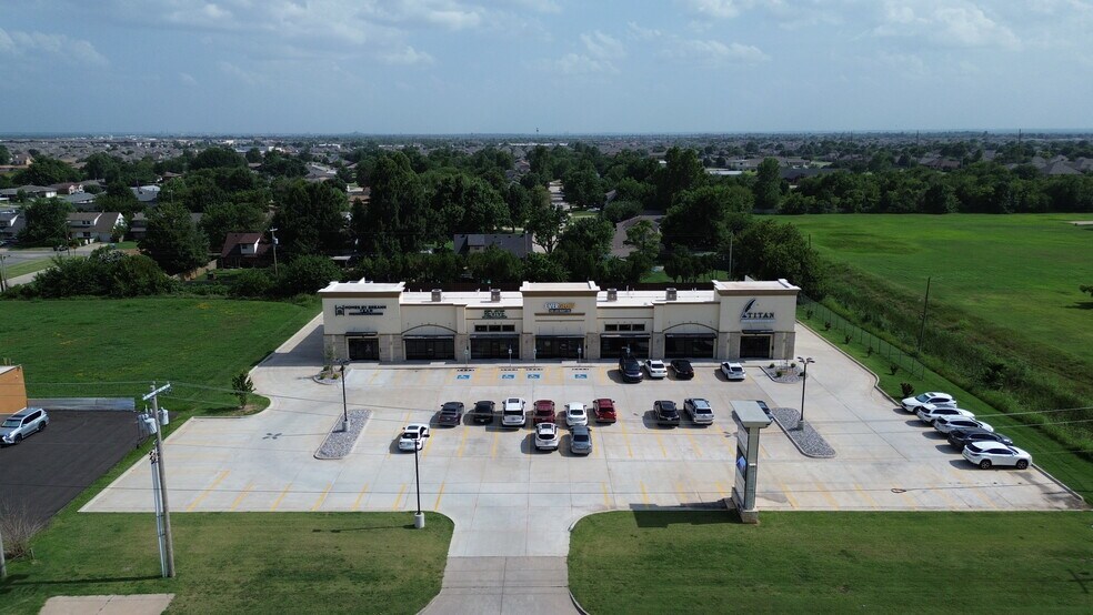 More Photos Of 1008 SW 4th St, Moore General Retail For Sale
