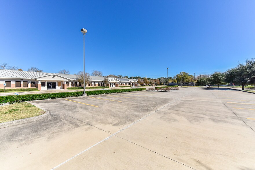 More Photos Of 5751 Blythewood St, Houston Unknown For Lease