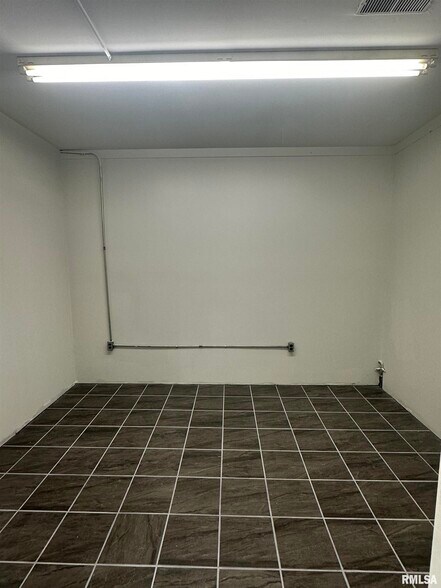 More Photos Of 817 NE Adams St, Peoria Warehouse For Sale