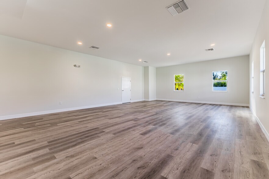 More Photos Of 8359 Stringfellow Rd, Saint James City Medical For Lease