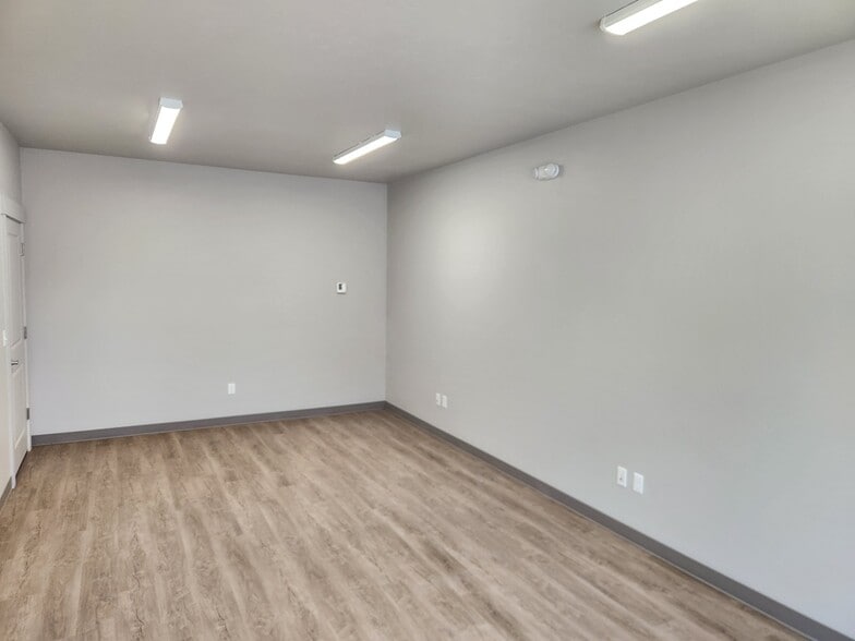 More Photos Of 74 N Happy Valley Rd, Nampa Warehouse For Lease