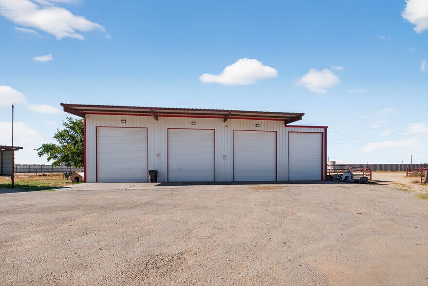 More Photos Of 11010 W Joan Dr, Odessa Warehouse For Lease
