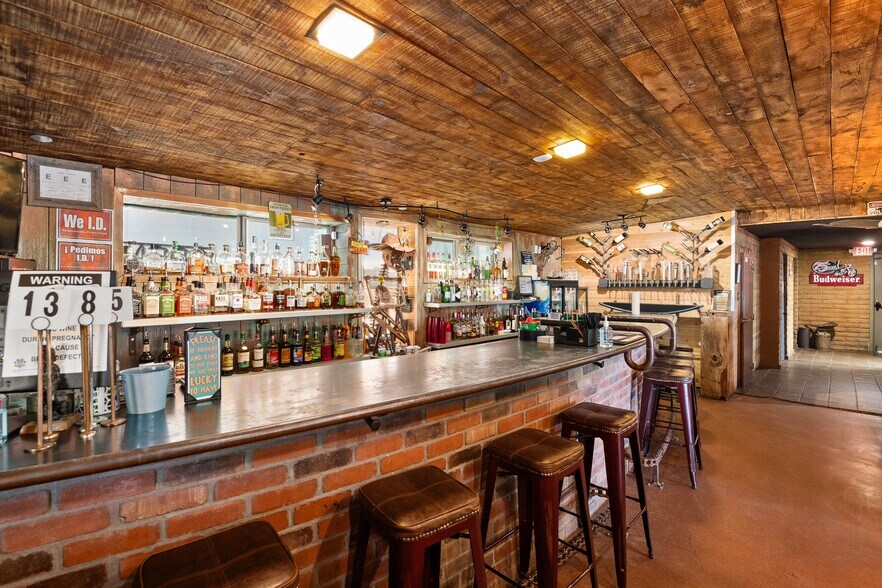 More Photos Of 1200 N Jefferson Dr, Oracle Bar For Sale