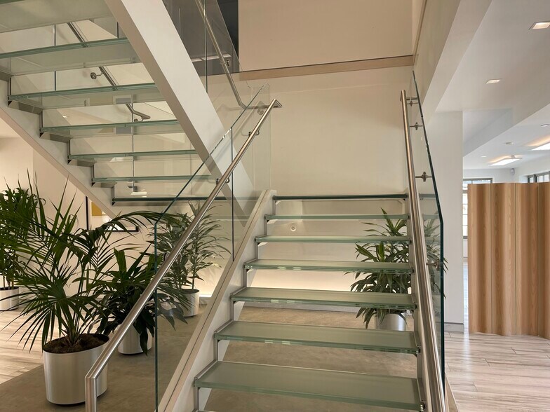 More Photos Of 2800 W Lancaster Ave, Fort Worth Office For Sale