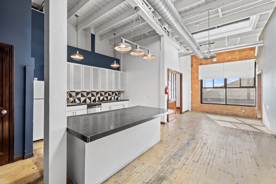 More Photos Of 1931 Bay St, Los Angeles Showroom For Lease