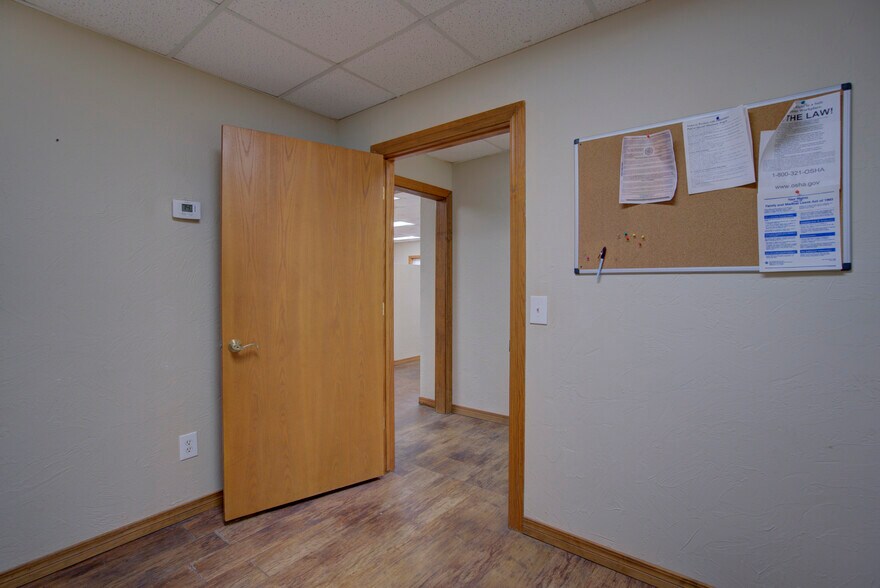 More Photos Of 2830 NW 32nd St, Newcastle Office For Sale