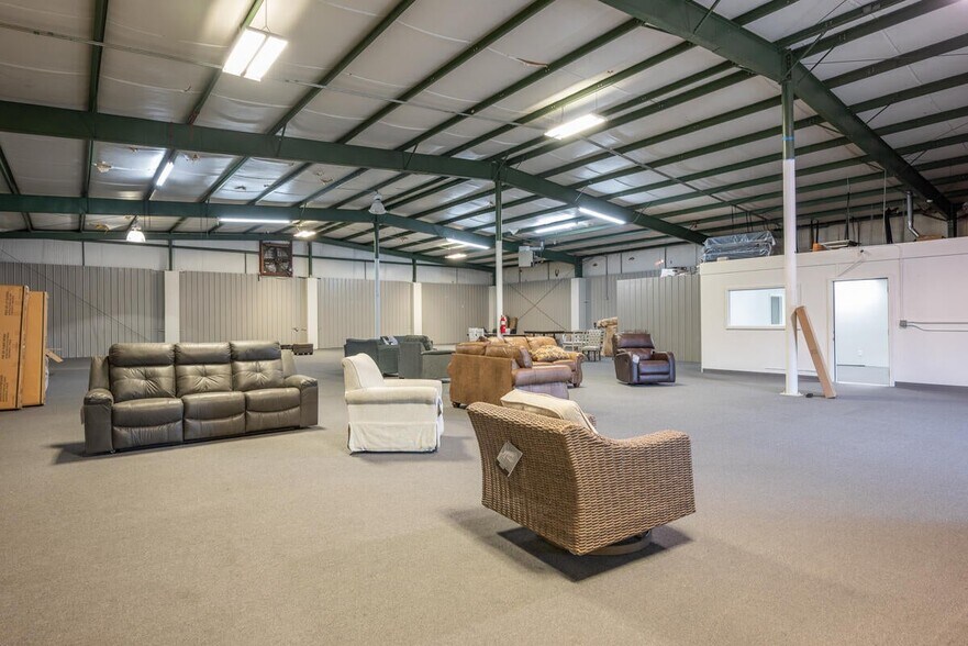 More Photos Of 208 Conway Dr, Columbus Showroom For Sale