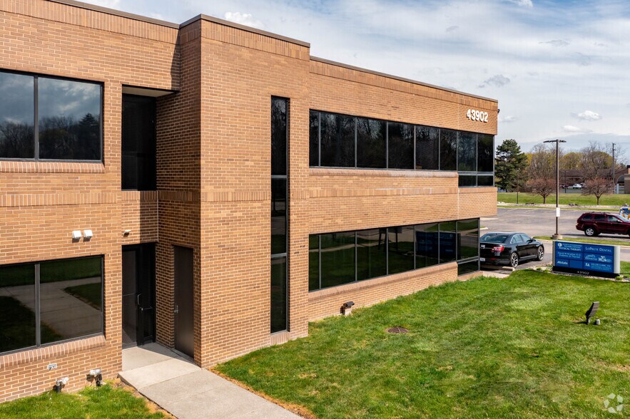 More Photos Of 43902 Woodward Ave, Bloomfield Hills Medical For Lease