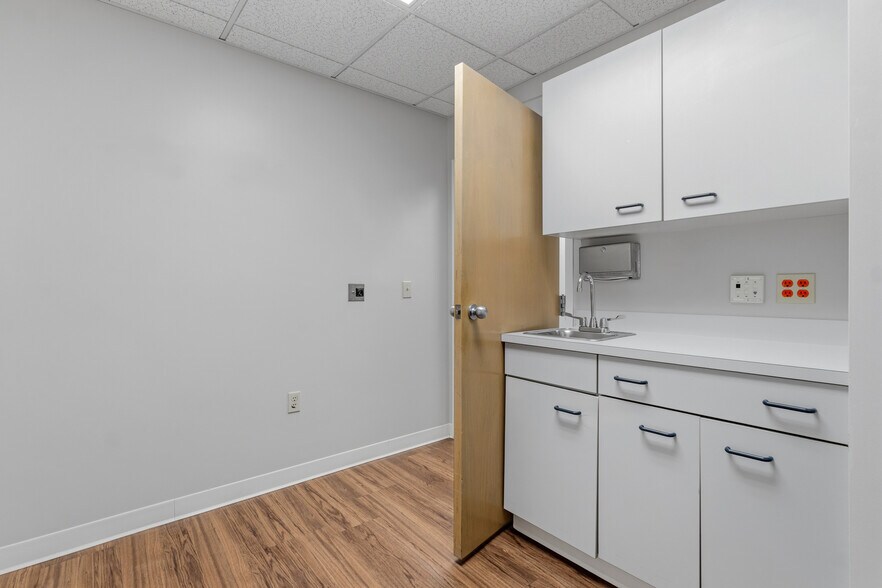 More Photos Of 320 Phillips St, North Kingstown Medical For Sale