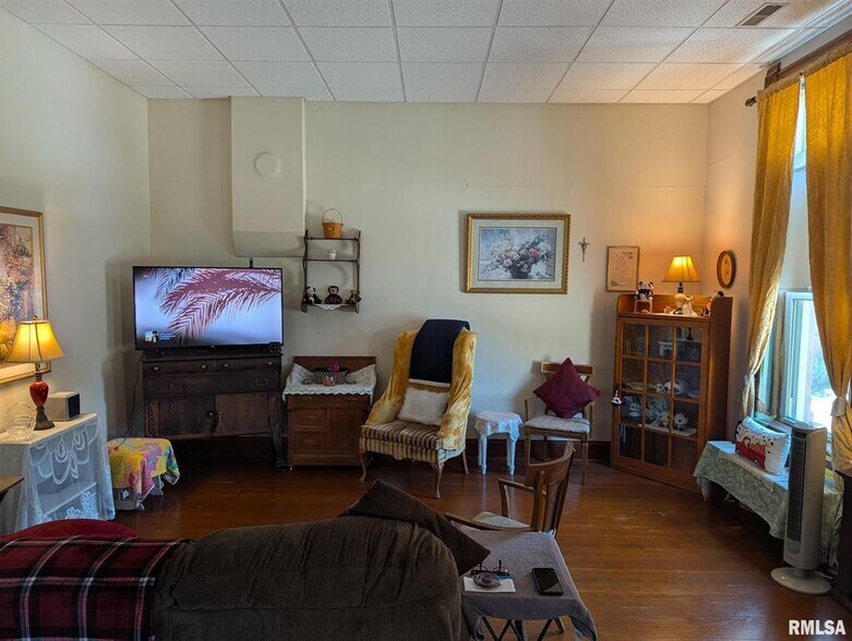 More Photos Of 412-414 Locust St, Delavan General Retail For Sale