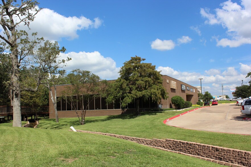 More Photos Of 1733 Briarcrest Dr, Bryan Office For Lease