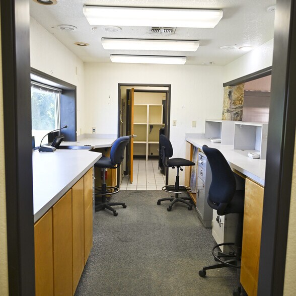 More Photos Of 117 Gordon Rd, Mingus Bank For Lease