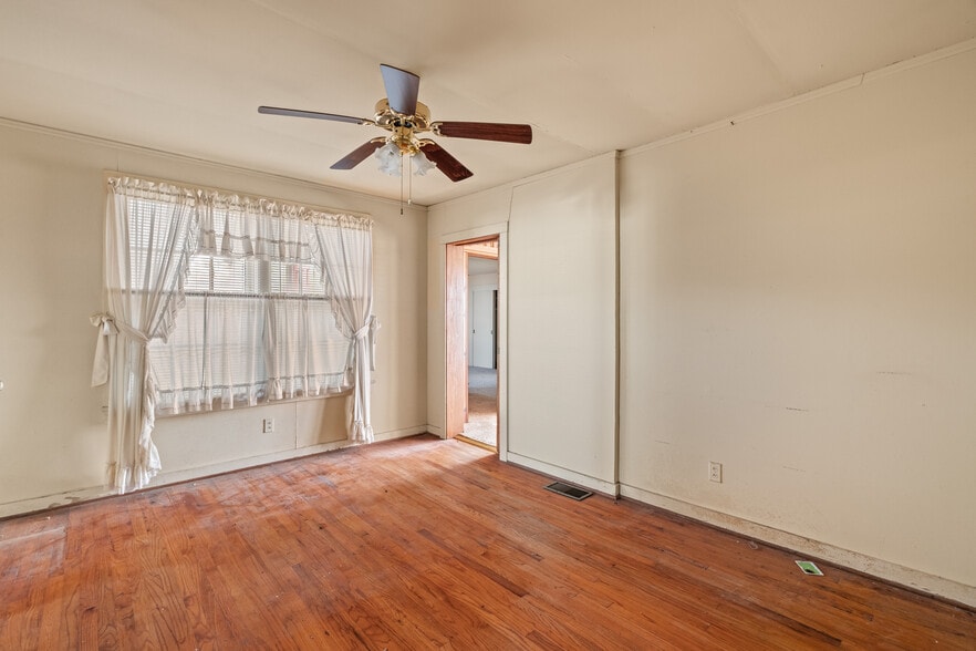 More Photos Of 902 Court St, Waynesboro Flex For Sale