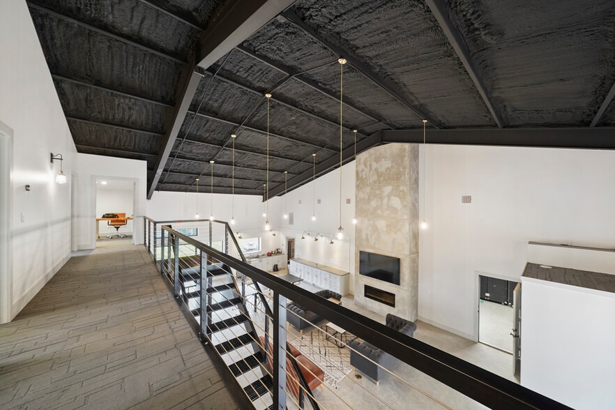 More Photos Of 12726 Moon Rd, Willis Loft Creative Space For Sale