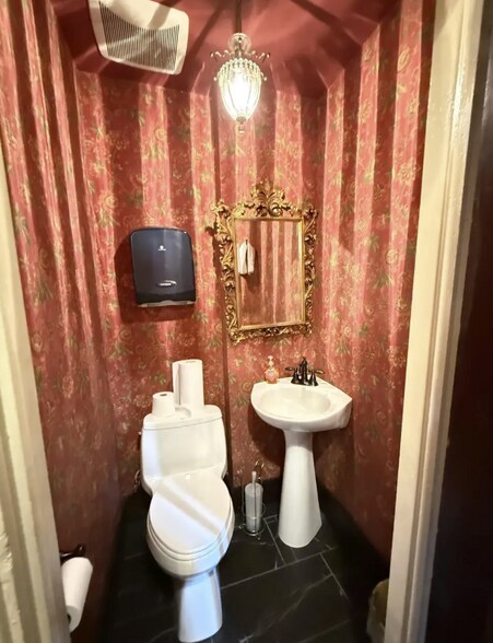 More Photos Of 1004 Park Ave, Galena Specialty For Sale