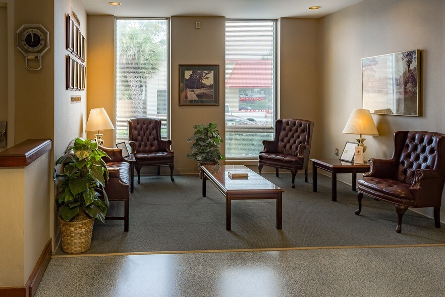 More Photos Of 201 S Ohio Ave, Live Oak Bank For Lease