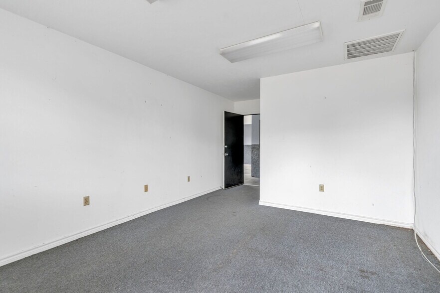 More Photos Of 340 Mechanic St, Tomball Light Distribution For Lease