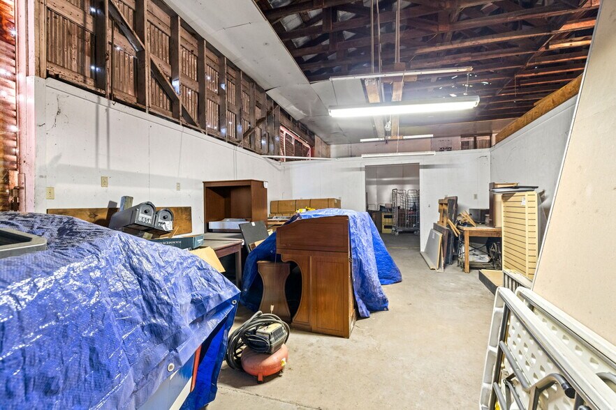 More Photos Of 805 N Magnolia Ave, Luling Flex For Sale