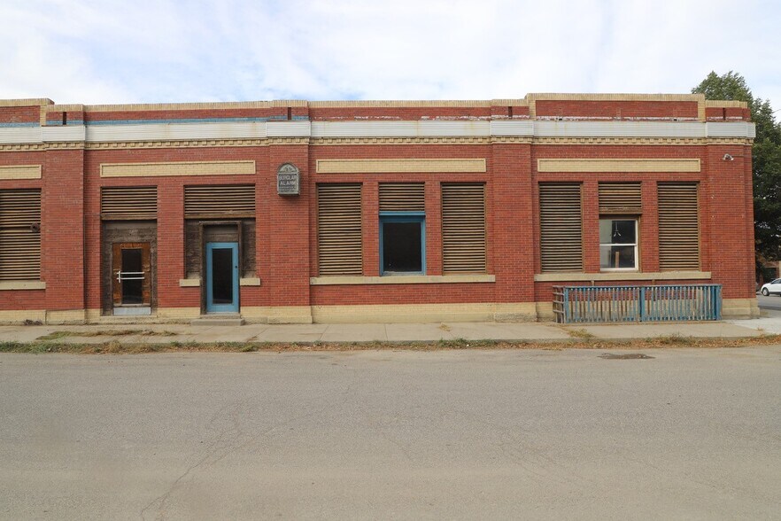 More Photos Of 201 Main St, Roundup Restaurant For Lease