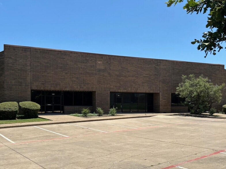 More Photos Of 817 Greenview Dr, Grand Prairie Showroom For Lease