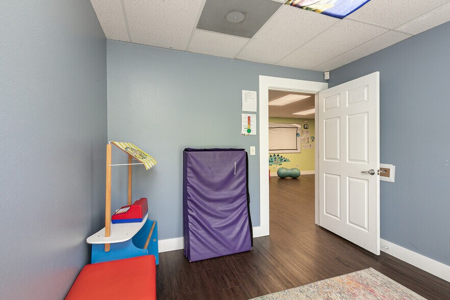 More Photos Of 500 W Daniels St, Ozark Office For Sale