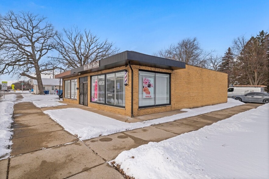 More Photos Of 1104 W Glen Flora Ave, Waukegan Storefront Retail Office For Lease
