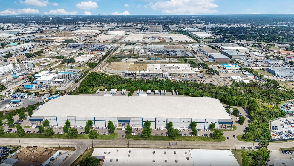 More Photos Of 2801 Wood Dr, Garland Distribution For Lease