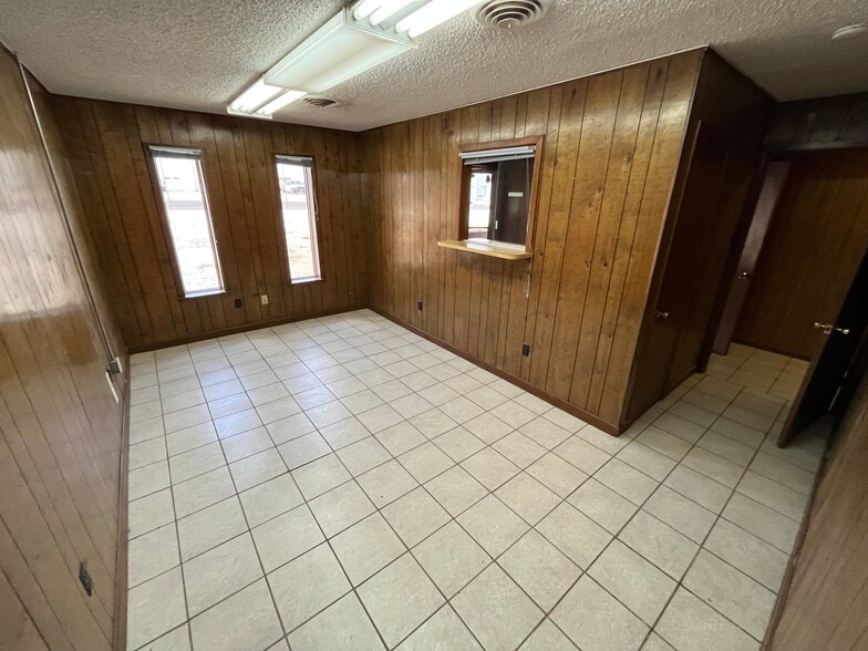 More Photos Of 2306 E Broadway St, Sweetwater Truck Terminal For Lease