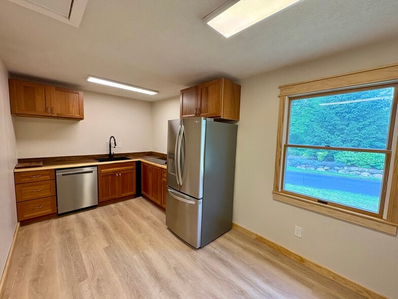 More Photos Of 9066 N Bayshore Dr, Elk Rapids Office For Lease