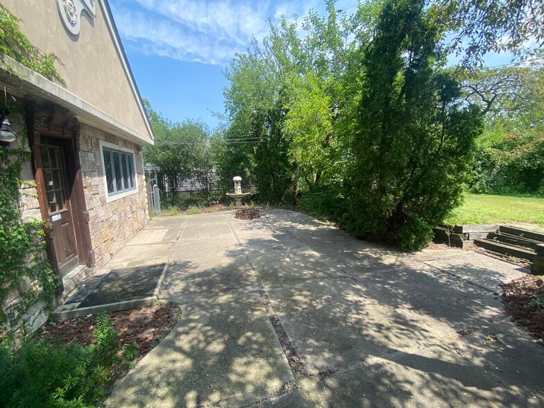 More Photos Of 912 Coolidge Rd, East Lansing Medical For Sale