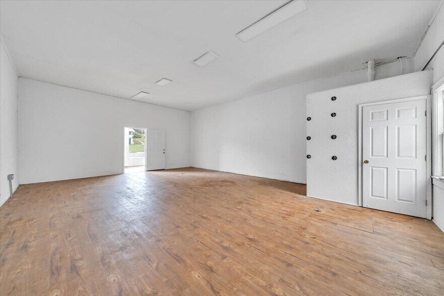 More Photos Of 2302 Melrose Ave NW, Roanoke Flex For Lease