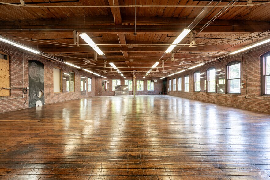 More Photos Of 51-55 Middlesex St, Chelmsford Light Manufacturing For Lease