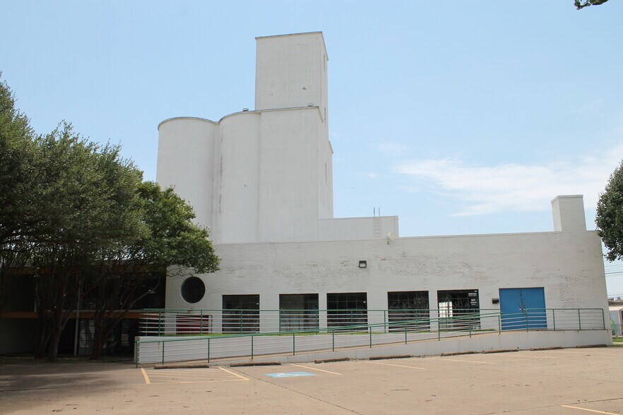 More Photos Of 3800 Main St, Dallas Office For Lease