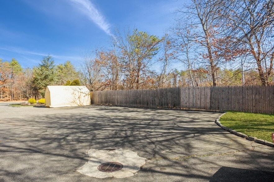 More Photos Of 626 Canal Rd, Mount Sinai Office For Lease