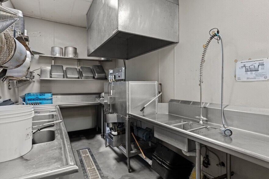 More Photos Of 1025 Industrial Dr, Crestview General Retail For Sale