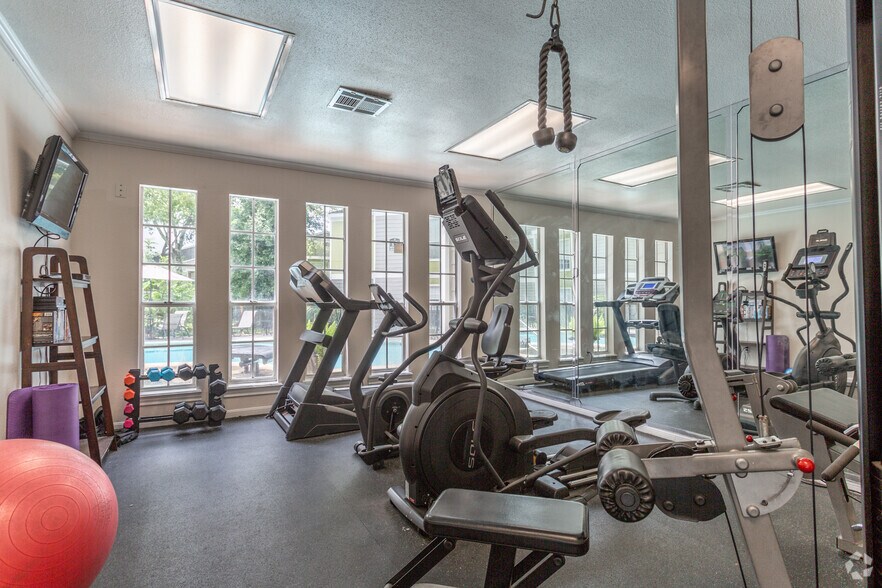 More Photos Of 127 W Plantation Dr, Lake Jackson Apartments For Sale