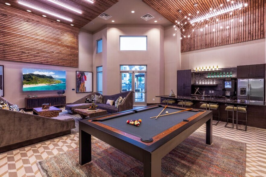 More Photos Of 305 W Commerce St, Dallas Apartments For Lease