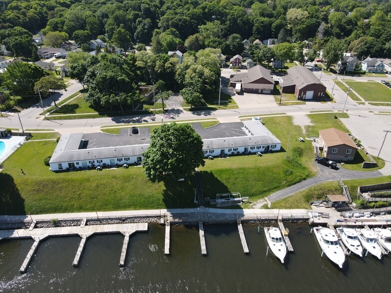 More Photos Of 520 Water St, Manistee Hotel For Sale