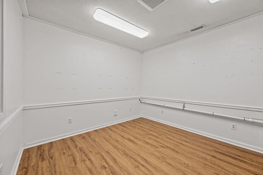 More Photos Of 411 Western Blvd, Jacksonville Medical For Sale
