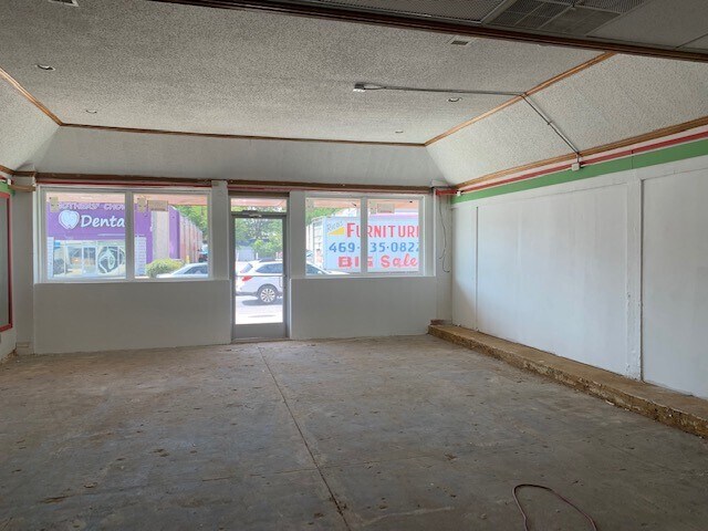 More Photos Of 2706 Samuell Blvd, Dallas Storefront For Lease
