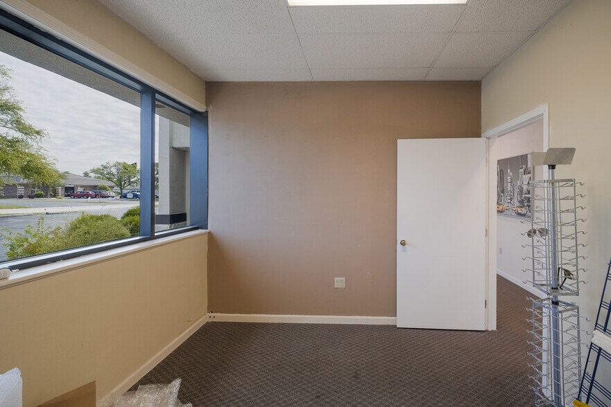 More Photos Of 5237 Commerce Cir, Indianapolis Warehouse For Sale